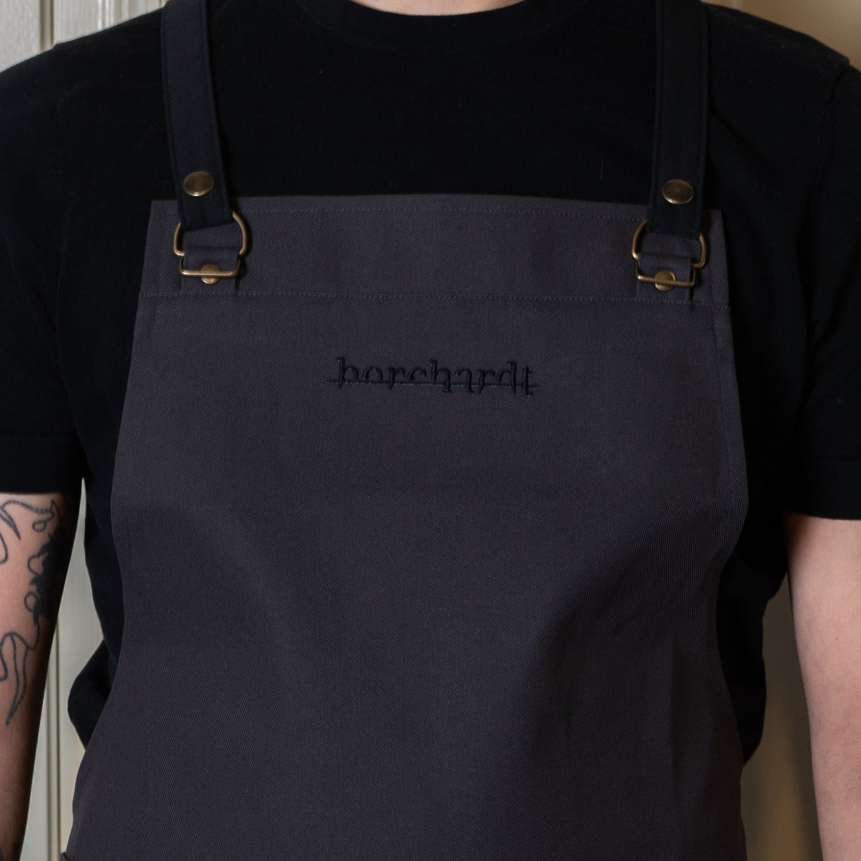 Design apron with borchardt logo 